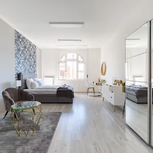  Appartamento Designer On The Broadway With 2br And Ac Ungheria